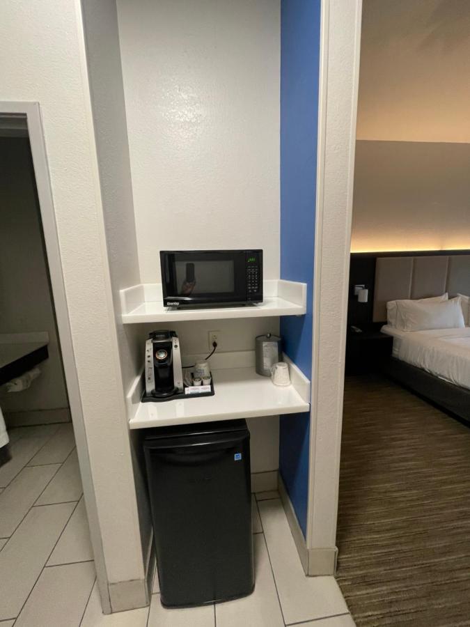 Holiday Inn Express Hotel & Suites Las Vegas By Ihg Екстериор снимка