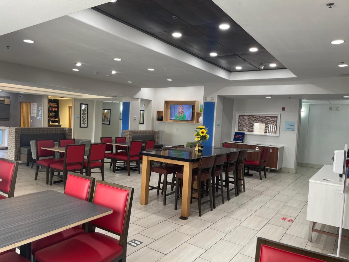 Holiday Inn Express Hotel & Suites Las Vegas By Ihg Екстериор снимка